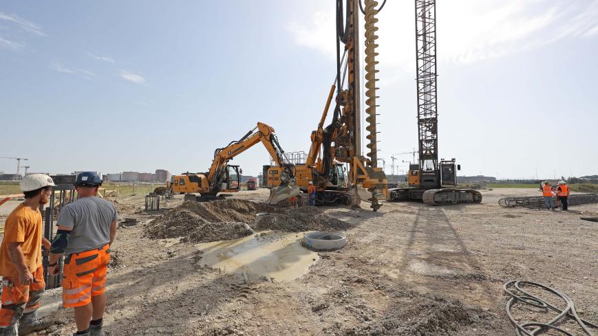 Bauarbeiter vor Baugeräten auf der Baustelle (Quelle: LHM, Nagy)