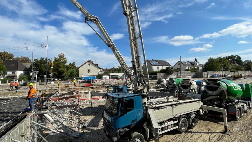 Betonpumpenfahrzeuge auf der U-Bahnbaustelle; Quelle: Baureferat