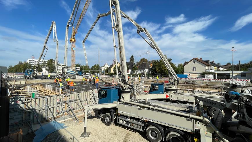 Betonpumpenfahrzeuge auf der U-Bahnbaustelle; Quelle: Baureferat