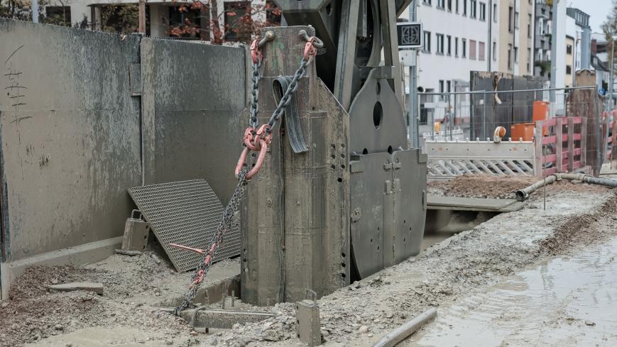 Schlitzwandgreifer auf der U5 Baustelle; Quelle: L. Simon