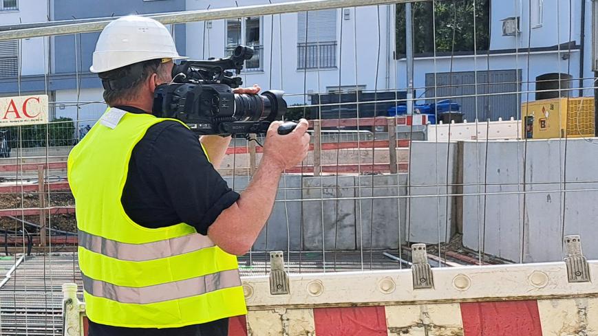 Ein Kameramann filmt die auf der U5-Baustelle, Quelle: Baureferat