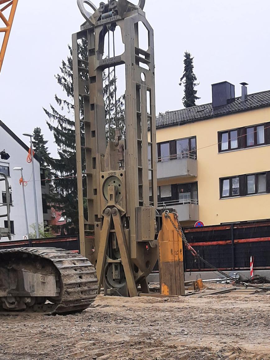 Schlitzwandgreifer aauf der Baustelle; Quelle: Baureferat